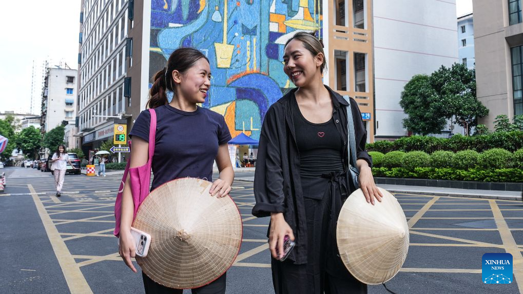 Choreographer bridges Chinese and Vietnamese cultures through dance