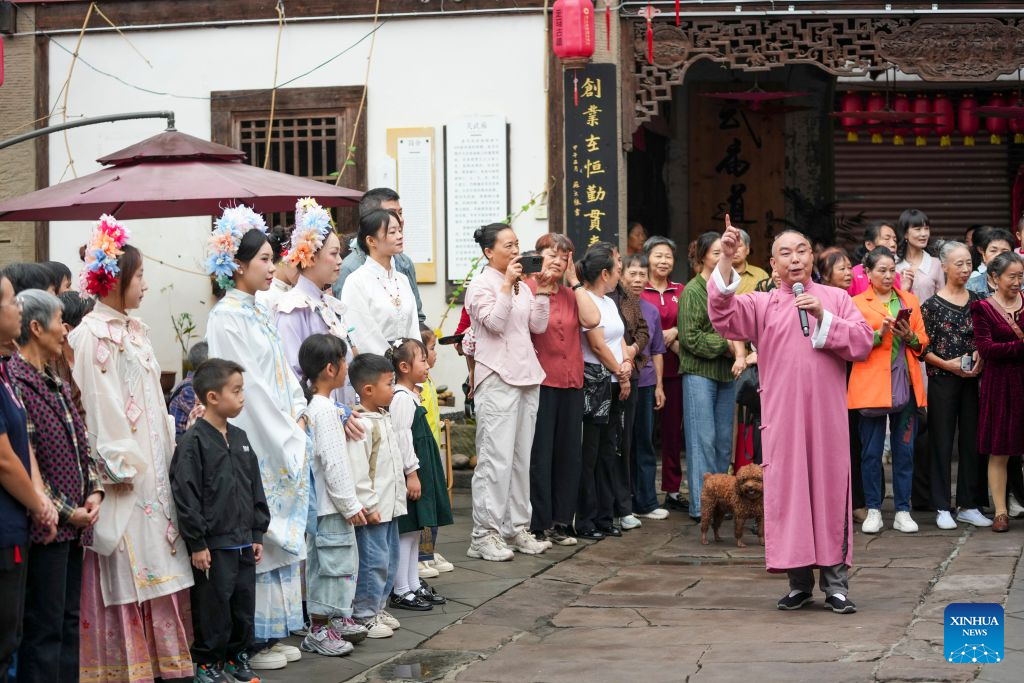 Folk cultural activities held at ancient town of Zouma in SW China's Chongqing ahead of holidays