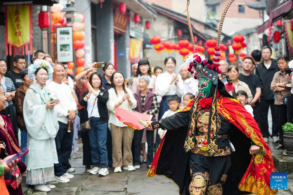 Folk cultural activities held at ancient town of Zouma in SW China's Chongqing ahead of holidays