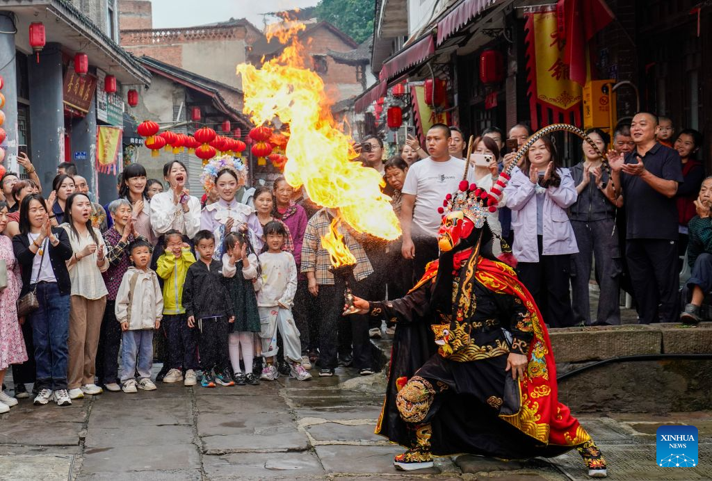 Folk cultural activities held at ancient town of Zouma in SW China's Chongqing ahead of holidays