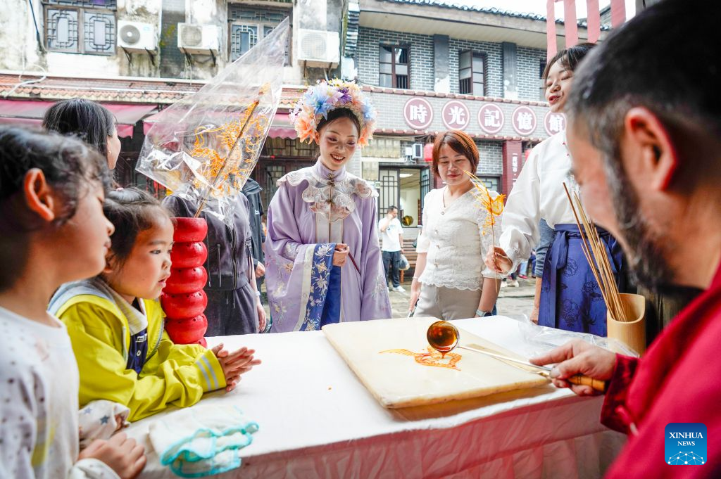 Folk cultural activities held at ancient town of Zouma in SW China's Chongqing ahead of holidays