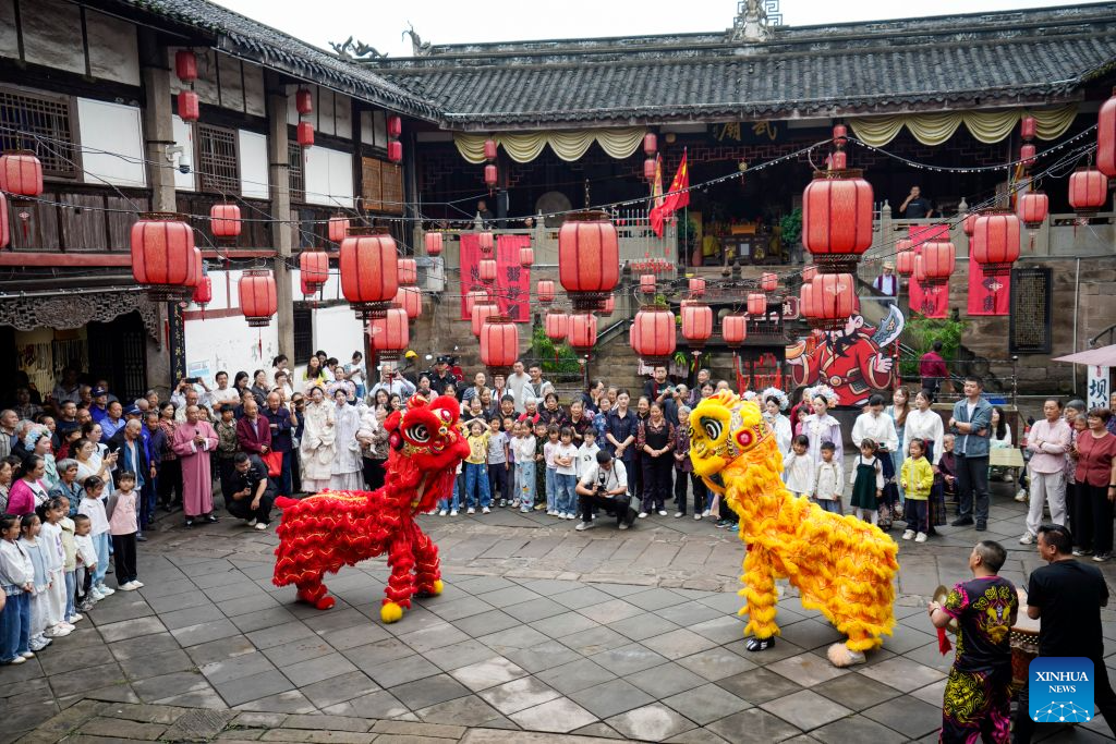 Folk cultural activities held at ancient town of Zouma in SW China's Chongqing ahead of holidays