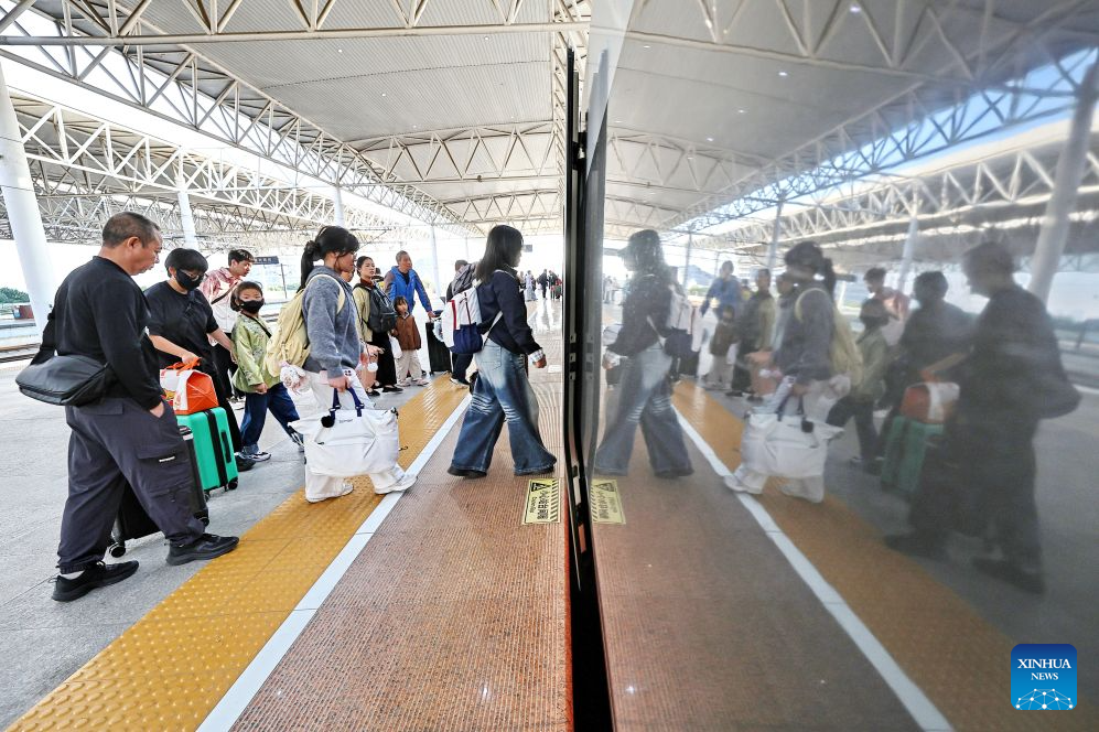 China's railways see holiday return peak amid vibrant tourism market