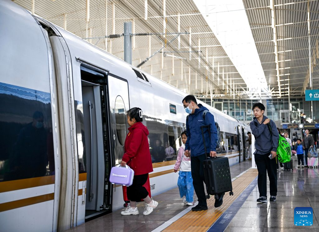 China's railways see holiday return peak amid vibrant tourism market