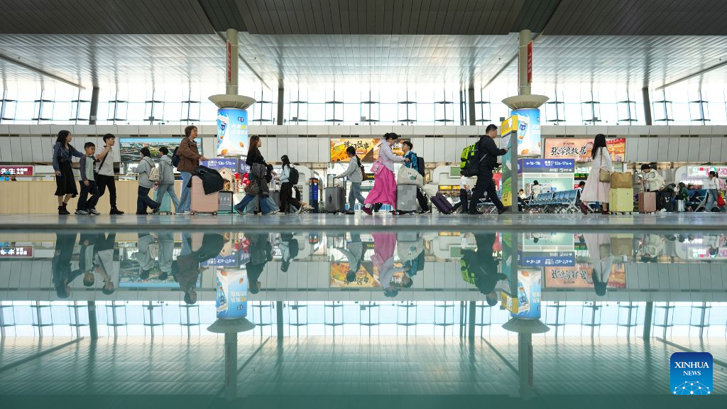 China's railways see holiday return peak amid vibrant tourism market