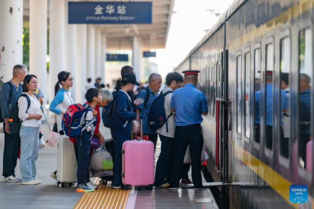 China's railways see holiday return peak amid vibrant tourism market