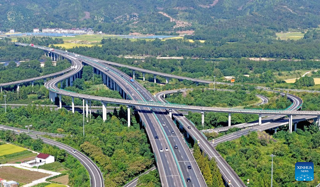 China's railways see holiday return peak amid vibrant tourism market