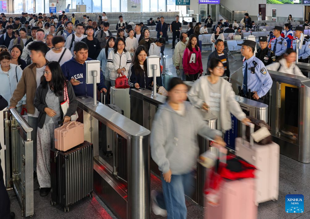 China's railways see holiday return peak amid vibrant tourism market