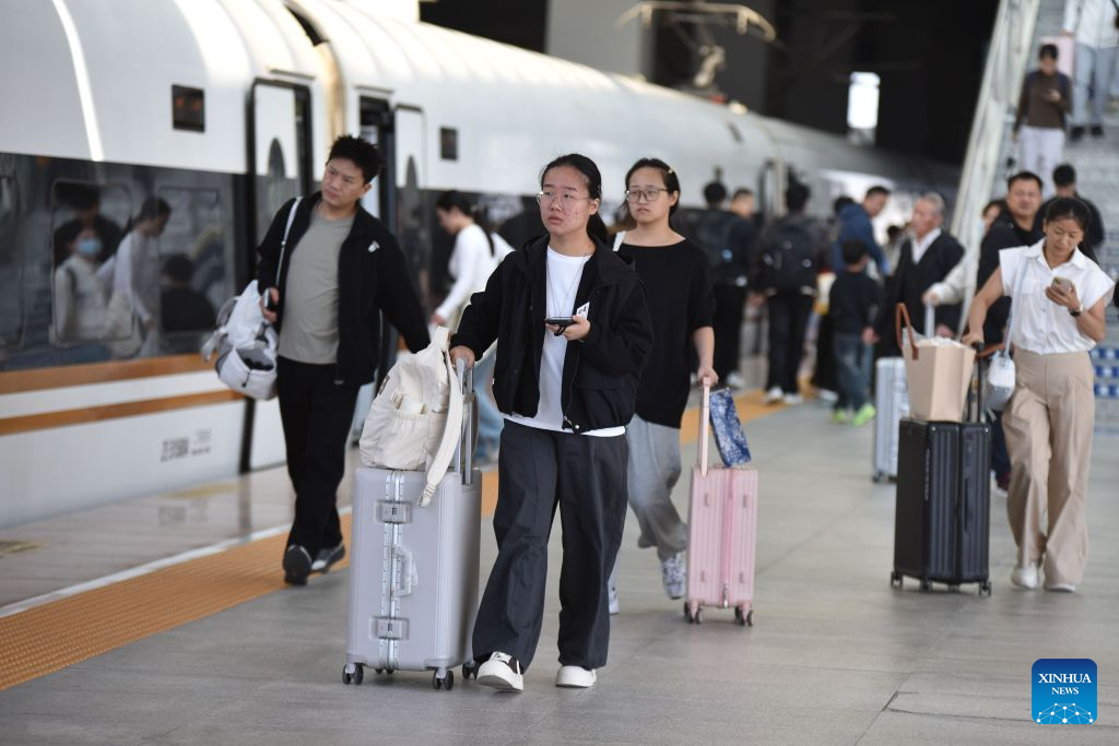 China's railways see holiday return peak amid vibrant tourism market