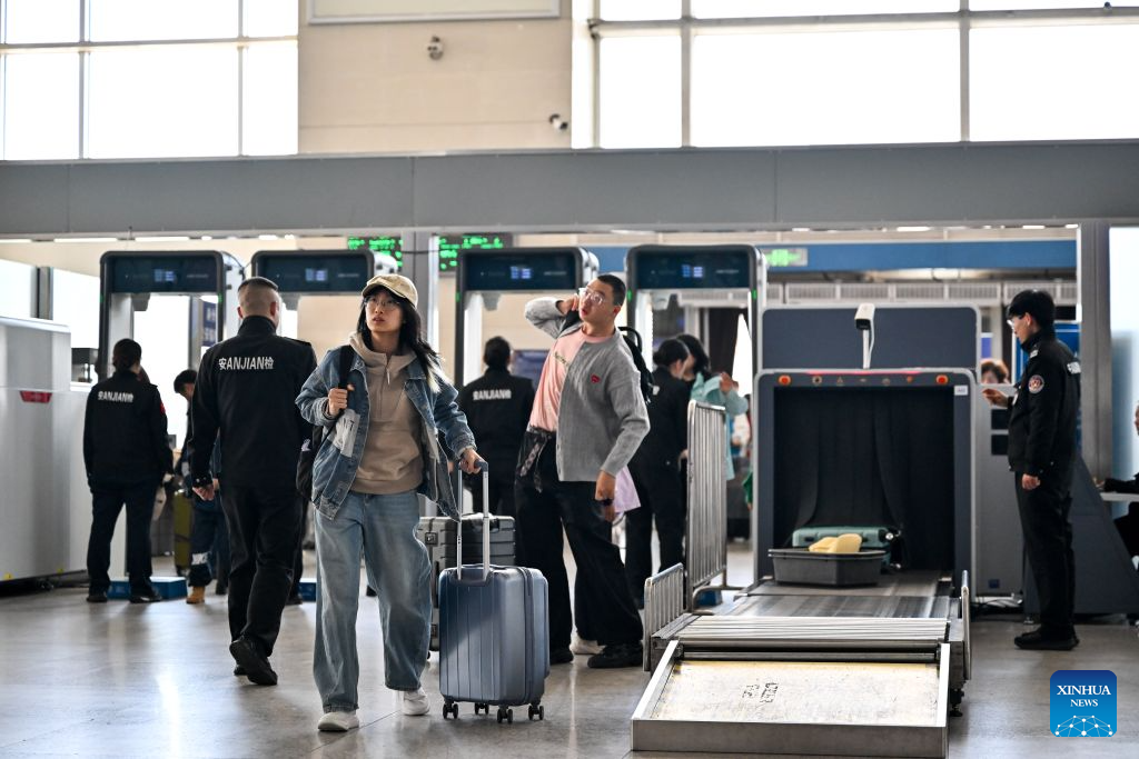 China's railways see holiday return peak amid vibrant tourism market