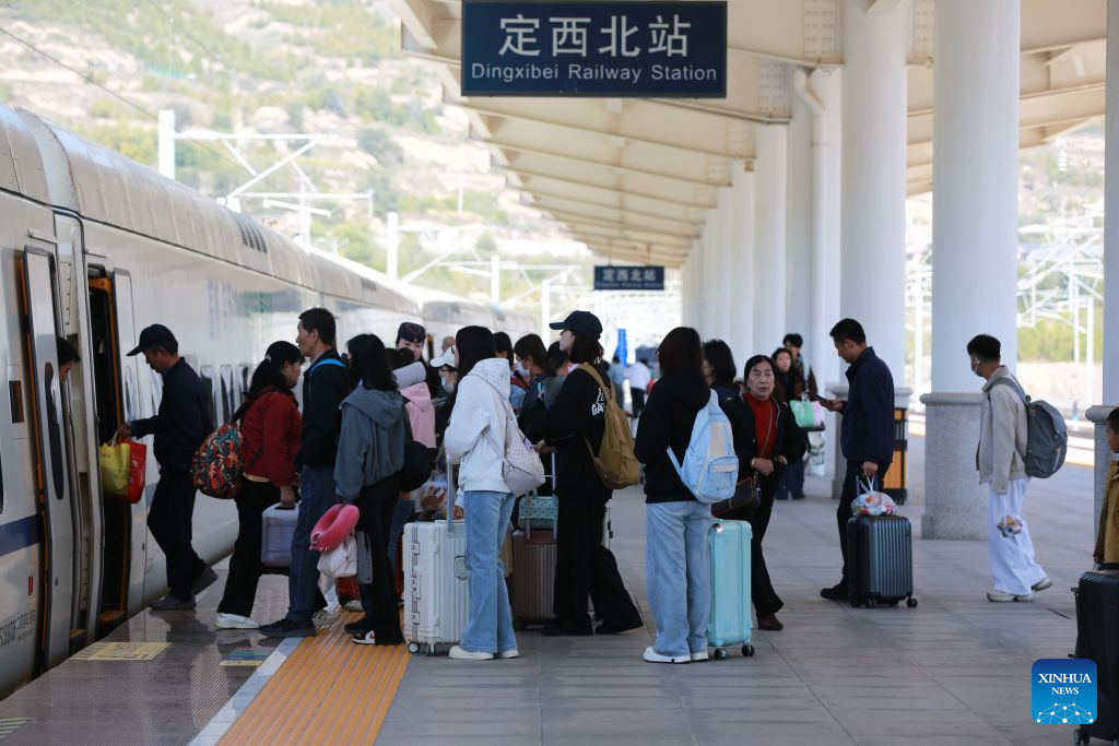 China's railways see holiday return peak amid vibrant tourism market
