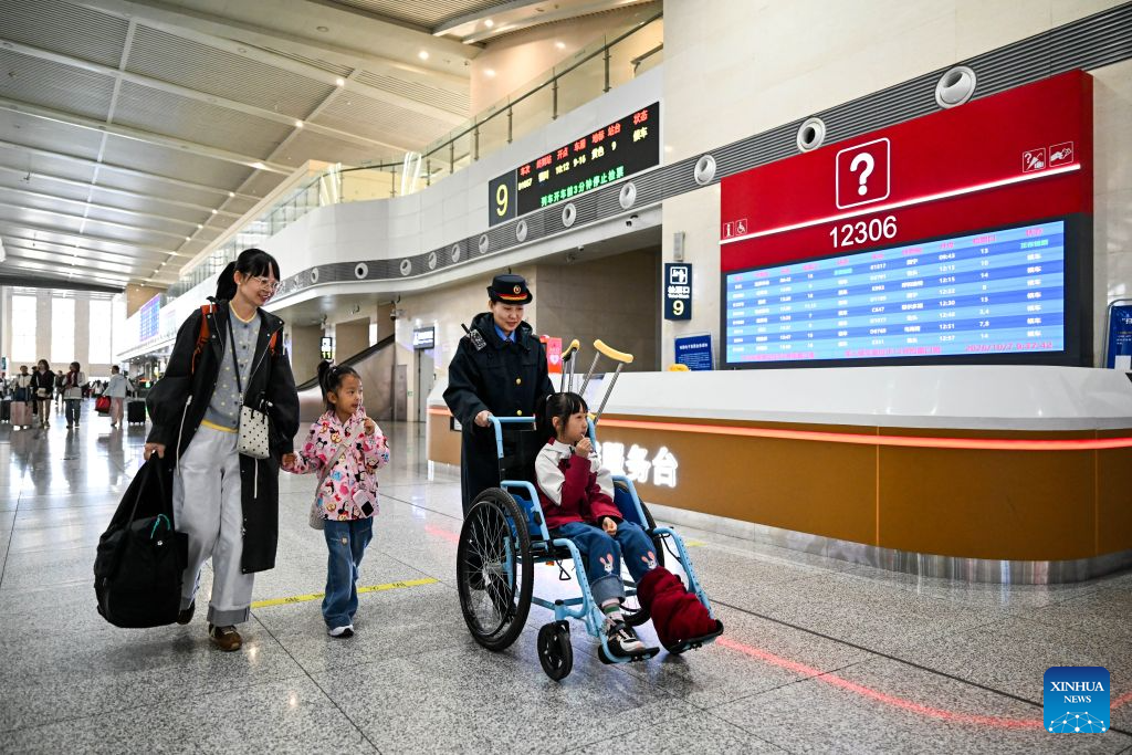 China's railways see holiday return peak amid vibrant tourism market