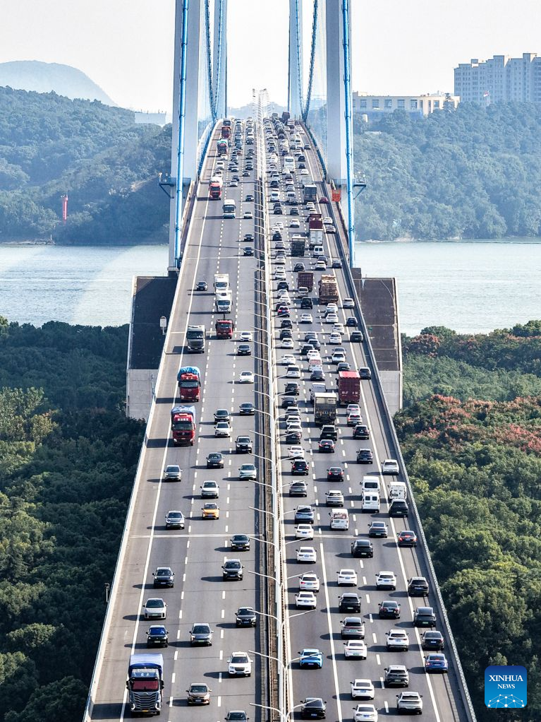 China's railways see holiday return peak amid vibrant tourism market