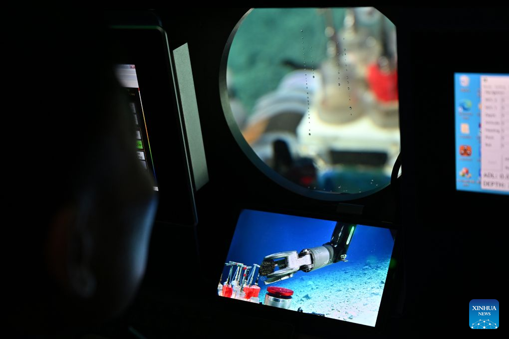 China's manned deep-sea submersible completes 470th dive