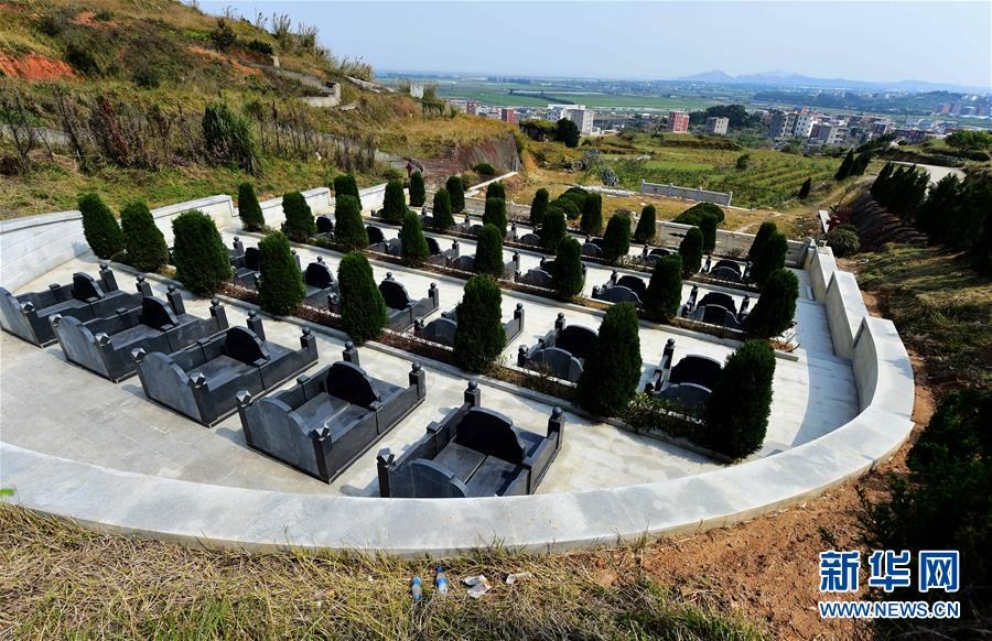 福建建豪华活人墓 提前安置祖孙四代"寿位"