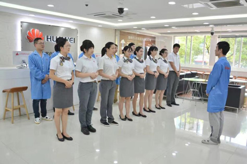 全国近350家华为客户服务中心,热线和电商客服人员,都坚守在服务一线