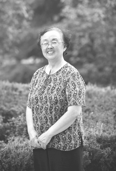 夫妻分别时与怀中的女儿左太北合影