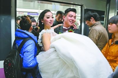 武汉新郎乘地铁迎娶新娘引乘客围观