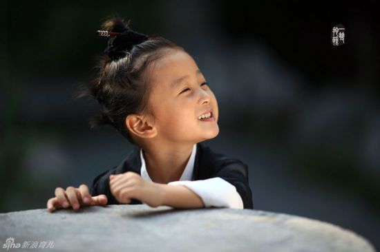 最萌小道姑网络走红 抚琴模样酷似黄多多