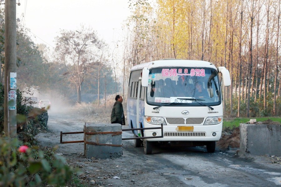 村民拦路自设"收费站" 过往车辆交钱到手软(组图)