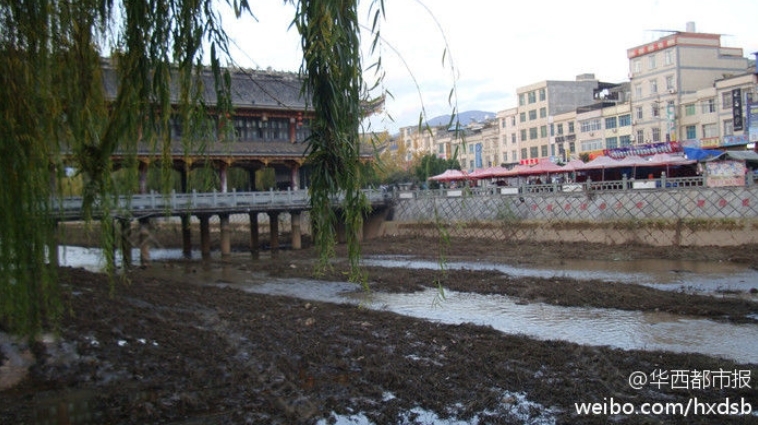 2010首页 滚动新闻   12月1日凌晨,四川凉山州会理县护城河中,救援