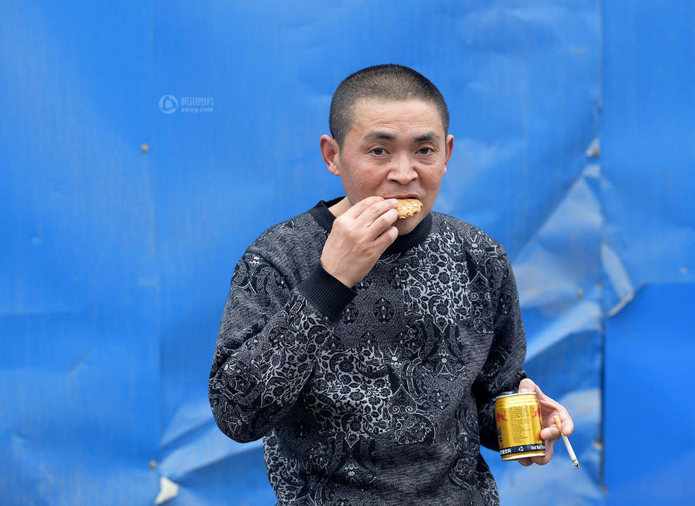 男子挑80斤粪徒步11里路 朋友开豪车"护驾"