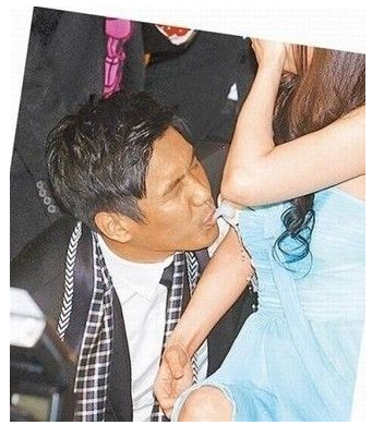 暗访成人奶妈地下交易 喂奶过程中存在色情行为