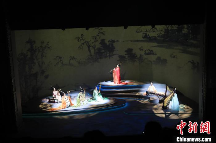 《海上生民乐》开启驻场演出 大型光影秀“闪耀”申城