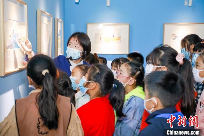 The picture shows the pupils visiting in the exhibition hall.Photo courtesy of Shanghai Baoshan International Folk Art Expo