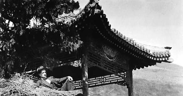 乡土民情提供灵感，庙会见闻写入《远征》，他在北京西山一座小庙里完成诺奖巨作
