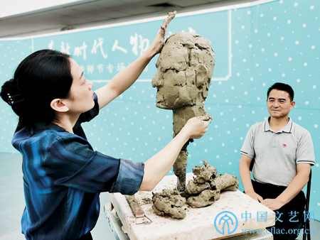 中国美术馆为新时代教师塑像