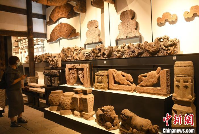 石质建筑构件吸引参观者驻足了解巴蜀古代建筑文化。　周毅 摄