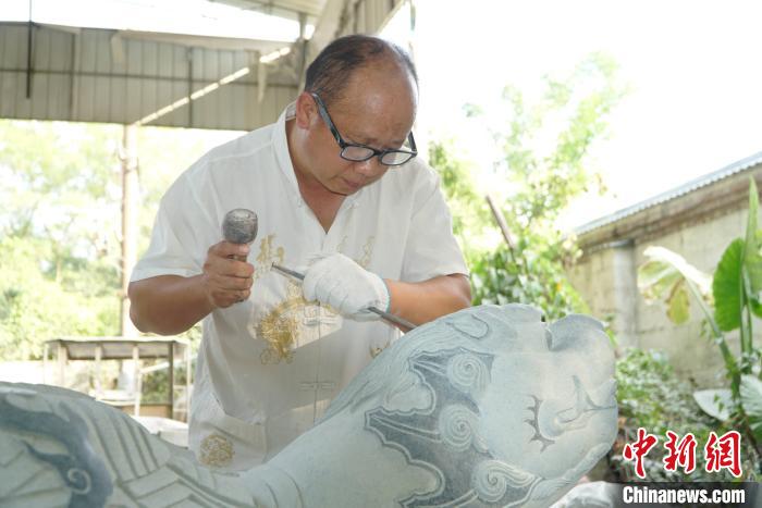 阳新文正在雕刻一只“石龟”的头部。　李娇阳 摄