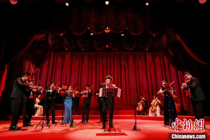 图为小提琴演奏家吕思清在老舍剧场启幕文艺演出上演奏。北京市文联供图 北京市文联供图