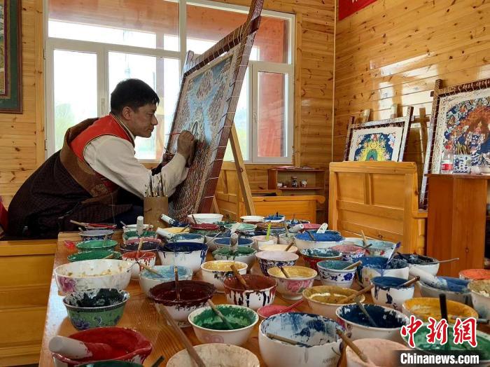 “化隆唐卡”传承人更登才让：修炼自己作品才能更有灵气