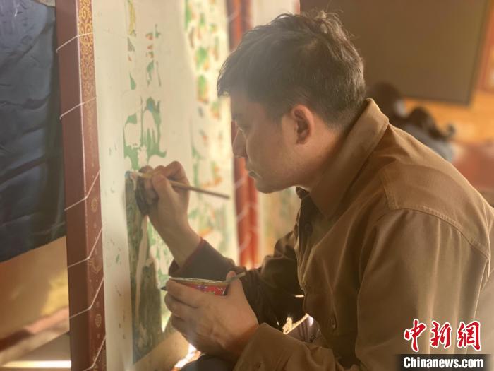 “化隆唐卡”传承人更登才让：修炼自己作品才能更有灵气