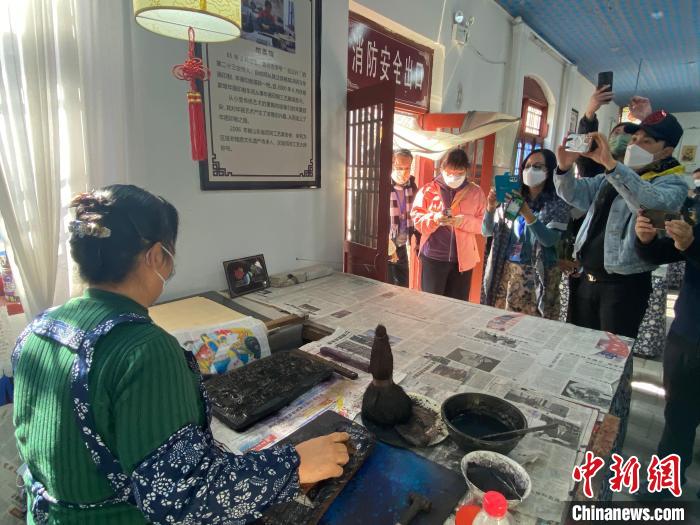 海外华文媒体走进杨家埠民间艺术大观园感受非遗文化