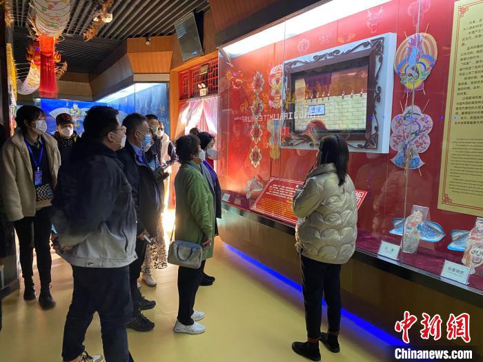 图为海外华文媒体参观杨家埠风筝博物馆。　吕妍 摄