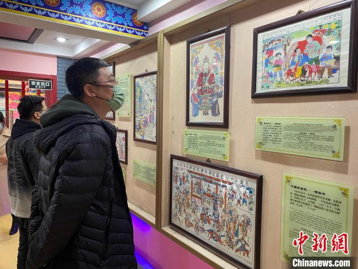 图为华文媒体参观杨家埠木板年画。　吕妍 摄
