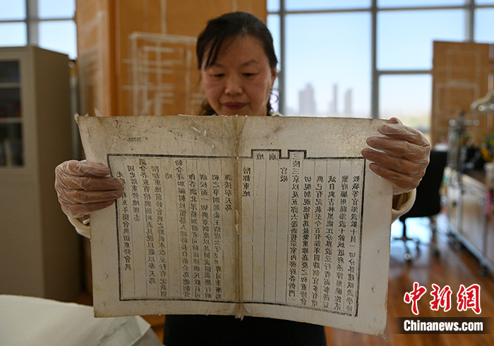 辽宁古籍修复师：用心与历史对话　用巧手为古书“疗伤”
