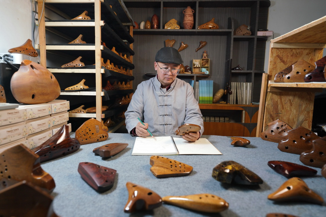 2月20日，陶笛艺人侯义敏在设计木质陶笛。