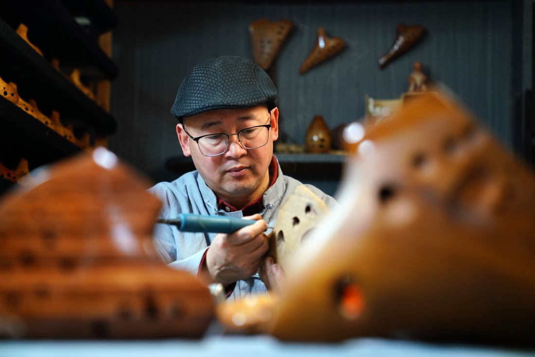 2月20日，陶笛艺人侯义敏在制作木质陶笛。
