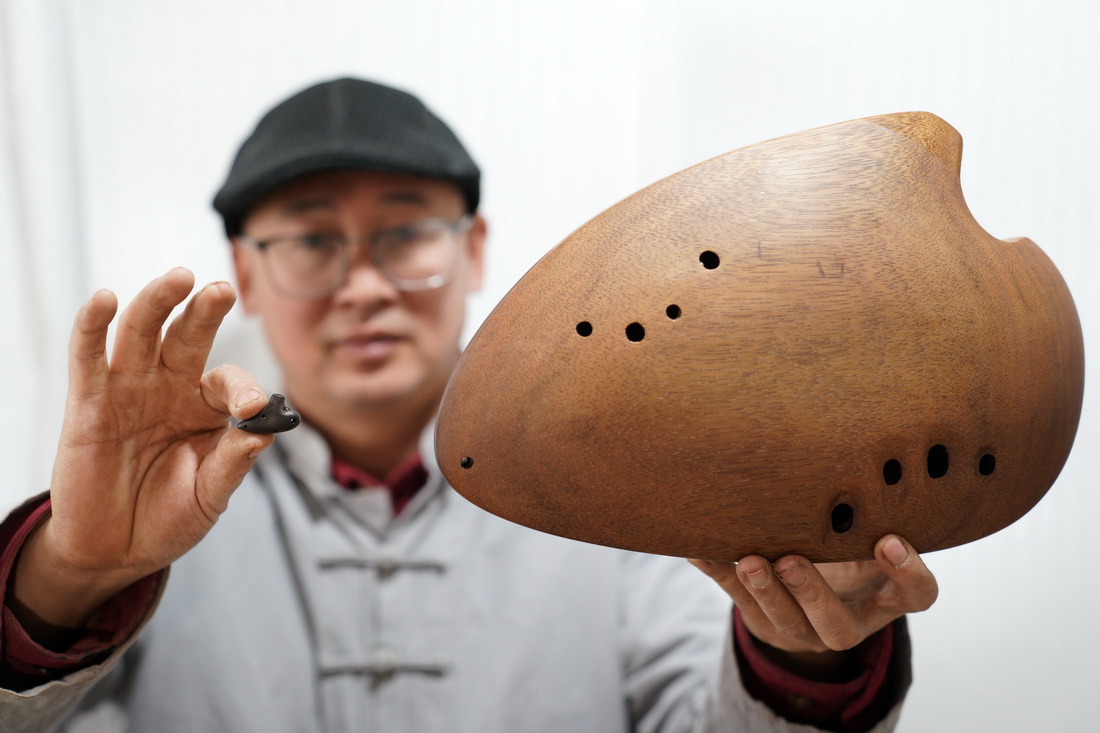 2月20日，陶笛艺人侯义敏在展示自己制作的大小各异的木质陶笛。