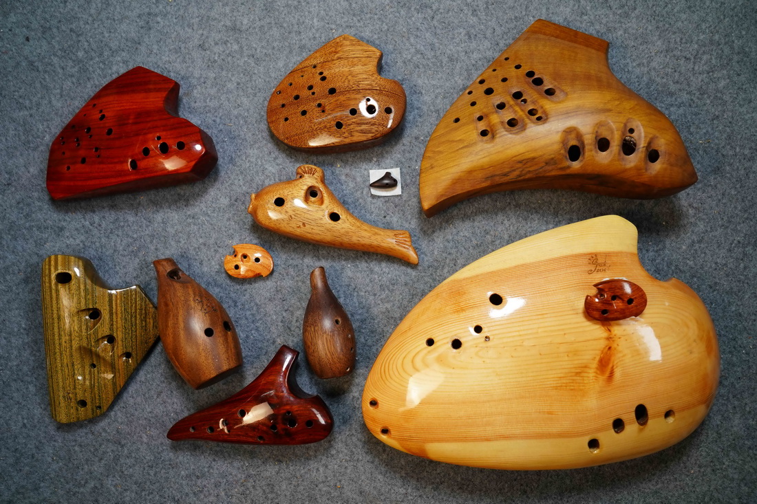 这是陶笛艺人侯义敏制作的各种木质陶笛（2月20日摄）。