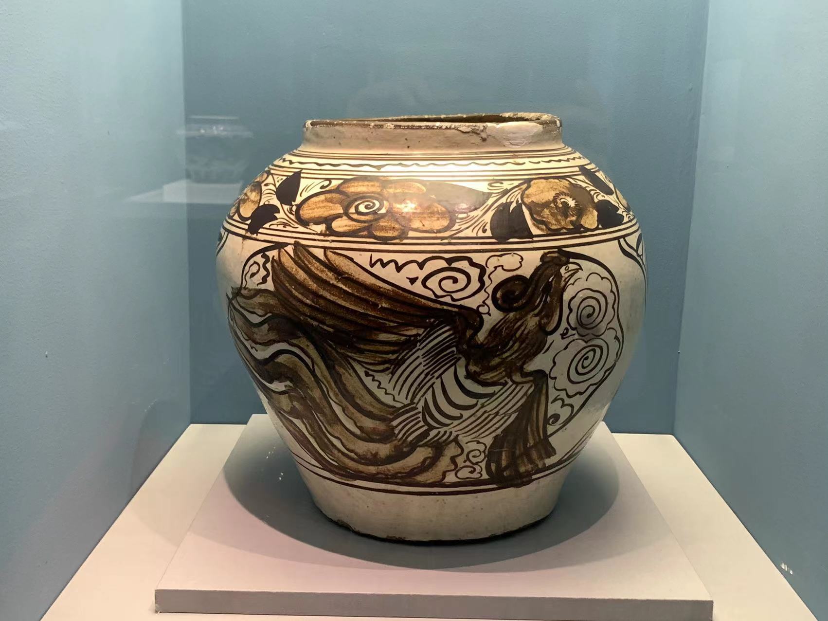 磁州窑白地褐彩云凤纹罐。中国国家博物馆供图