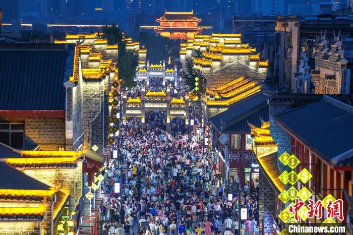 游客打卡襄阳北街感受流光溢彩的古城夜景 杨东 摄