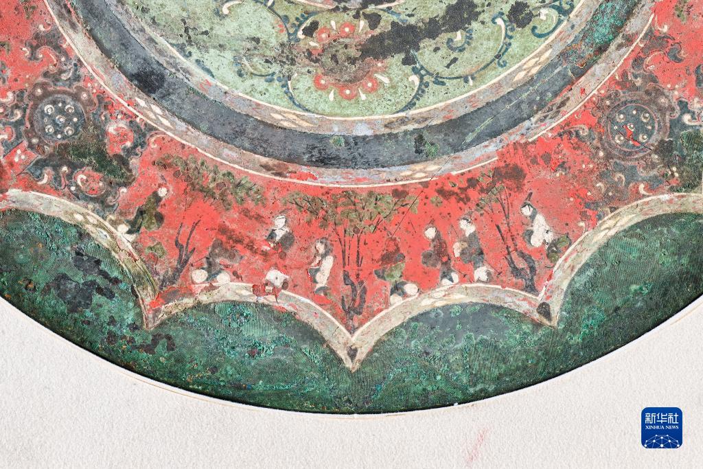 文明印记——中国珍贵文物影像志丨彩绘铜镜映鉴西汉古风
