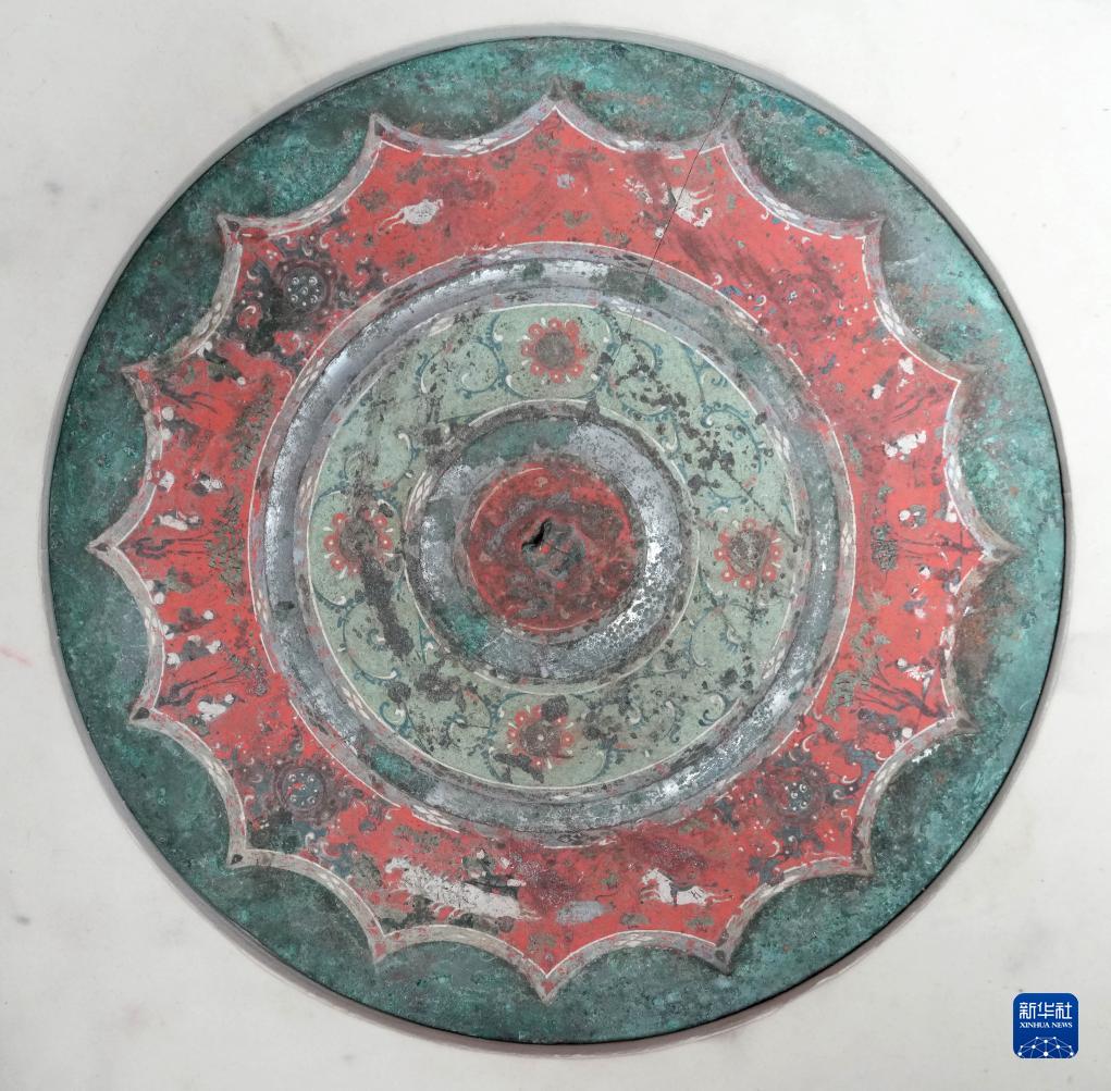 文明印记——中国珍贵文物影像志丨彩绘铜镜映鉴西汉古风