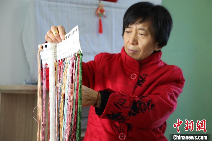 河北冀州民间艺人历时8年创作十字绣作品《清明上河图》