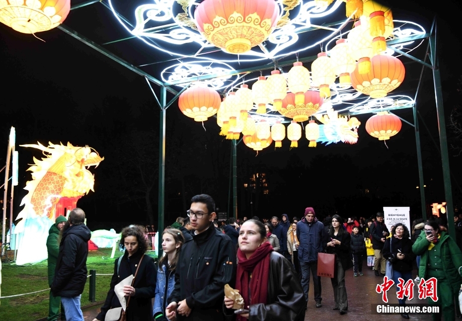 中国国家级非物质文化遗产项目豫园灯会亮相法国巴黎